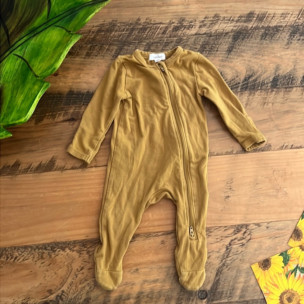 Angel Dear footed zip up romper/onesie mustard 0-3 months. Good condition.